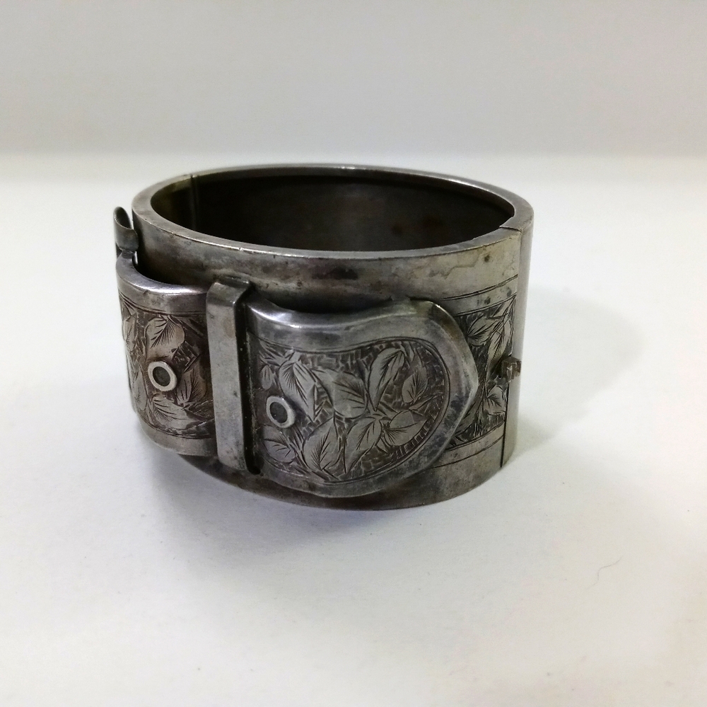 Belt clasping bracelet